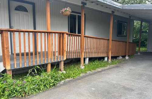 Valdez House | Black Gold Getaway .Walking distance to town