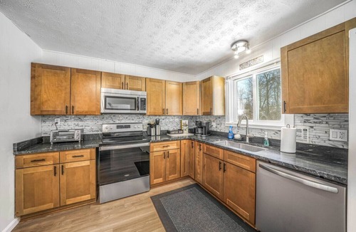 Streetsboro Cabin | Black Squirrel Heron Hill Retreat Hot Tub on Lake!