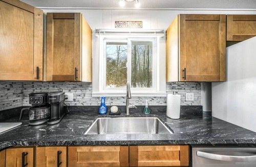 Streetsboro Cabin | Black Squirrel Heron Hill Retreat Hot Tub on Lake!