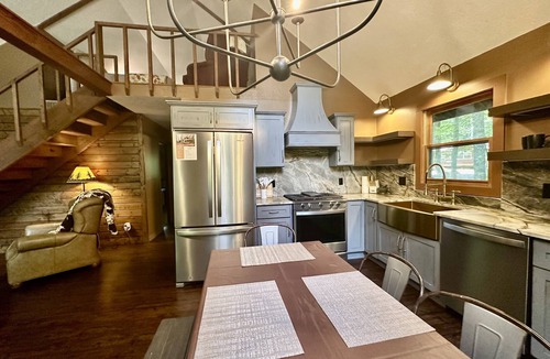Burnsville House | Blue Ridge Cabin | Mountain Views · Fire Pit · King Beds · 40 Min to Asheville