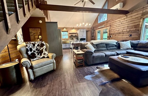 Burnsville House | Blue Ridge Cabin | Mountain Views · Fire Pit · King Beds · 40 Min to Asheville