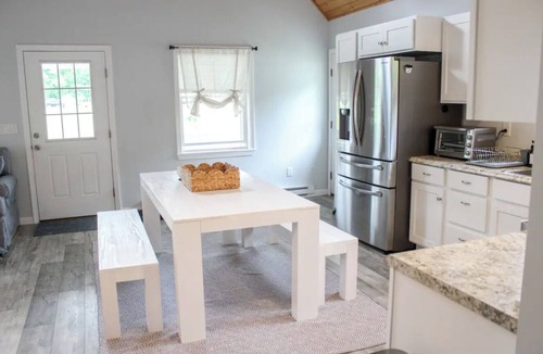 Litchfield Cottage | Bluebird Cottage - Cozy 2-bedroom with AC and WiFi on Woodbury Pond