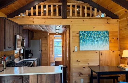 Twin Mountain Cabin | BMV7 Awesome "Tiny Home" A/C, Mountain Views, Minutes to Skiing, Hiking, Attractions, Dog Friendly!