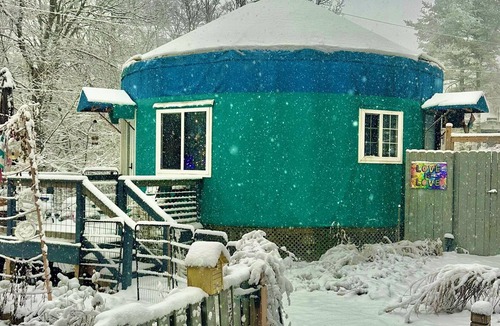 Athens Cabin | Boho Yurt Stay ~ Cozy & Unique ~ Massage Chair