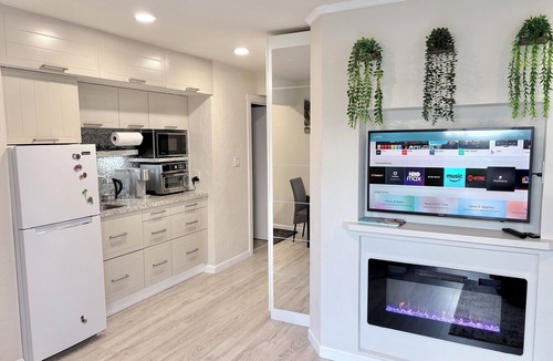 Westlake Apartment | Brand New Cozy Apartment Massage chair/Xbox/bidet/ 2 Fireplaces/Free parking