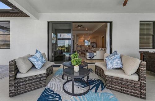 Diplomat House | Brand New & Luxurious, Sunsets, Heated Pool & Spa - Villa Palm Breeze - Roelens