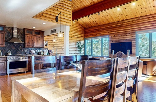 Mammoth Lakes Condo | Bridges Townhome 11 Pet-Friendly Deluxe Townhome with Private Hot Tub and Stones throw to slopes by RedAwning
