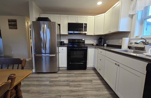 Thomaston House | Bright 2-Bedroom Apartment Near Downtown Thomaston