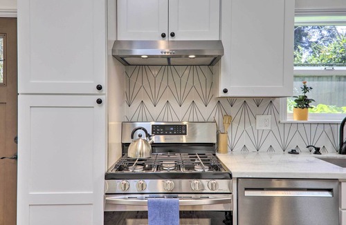 Oakland Cottage | Bright & Cheerful Bungalow in Heart of Oakland!