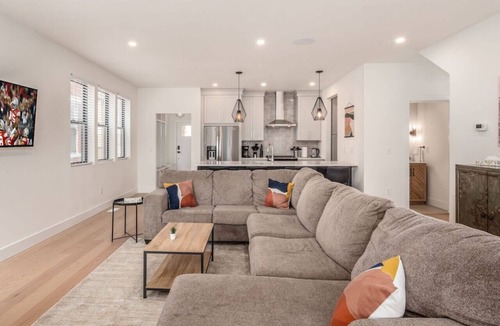 Near East Columbus Condo | Bring the whole crew to this brand-new 3-bed, 3.5-bath home in vibrant Old Town East, Columbus. Sleeps 10 with a king/queen layout, en-suite baths, designer kitchen, and a garage out back. Minutes to downtown, Franklin Park, and Nationwide Childrens