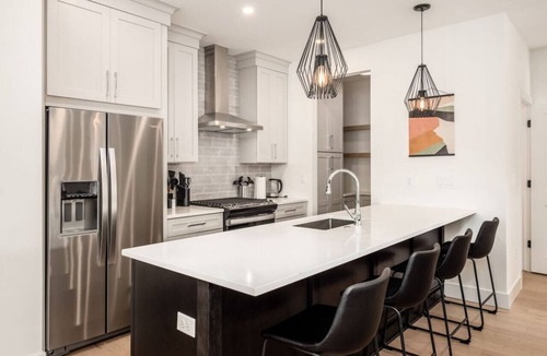 Near East Columbus Condo | Bring the whole crew to this brand-new 3-bed, 3.5-bath home in vibrant Old Town East, Columbus. Sleeps 10 with a king/queen layout, en-suite baths, designer kitchen, and a garage out back. Minutes to downtown, Franklin Park, and Nationwide Childrens