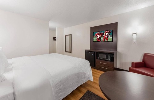 Crosswoods Hotel | Budget-Friendly & Practical Room Near Polaris Fashion Place + Pet-Friendly Space