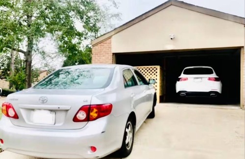 Addicks House | Bungalow-King Bed-Sleeps 4 - Energy Corridor -Garage + Kitchen + Park + 2 patios