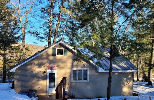 Kingfield House | Cabin on the Carrabassett River - 15 mins to Sugarloaf Mountain!