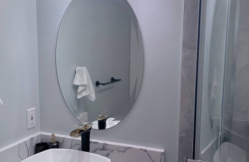 Citadel House | Calgary elegant single room &shared bathroom close LRT&free parking