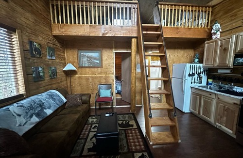 Healy Cabin | Caribou log cabin in Healy perfect for a relaxing getaway