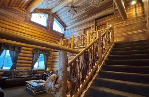 Palmer Bed & Breakfast | Caribou Suite @ Alaska Knotty Pine B&B -Luxury Soaker Tub, Shower, Pullout Couch