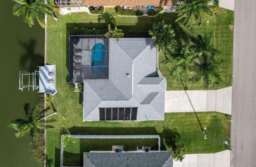 Trafalgar House | Casa Bella- Upgraded Waterfront Residence in Cape Coral with Heated Pool and Free Bikes