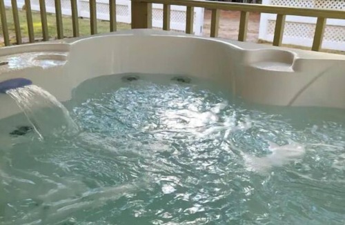 Pennington House | Cast Away - 2 Bedroom Bungalow with Hot Tub