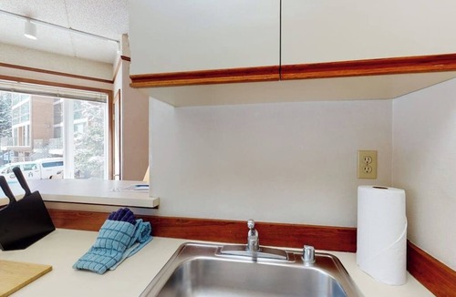 Copper Mountain Village Apartment | Casual ski studio with mountain views and shared hot tub - close to ski lifts