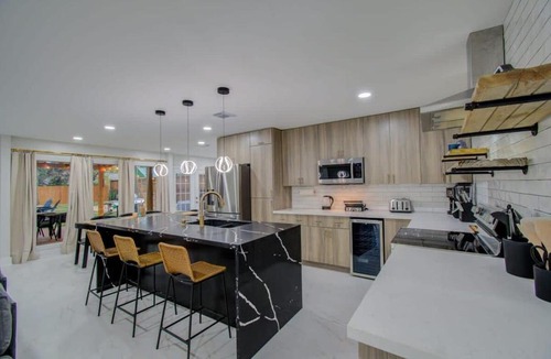 Houston House | Central Convenience x Modern Luxury - Heart of Houston