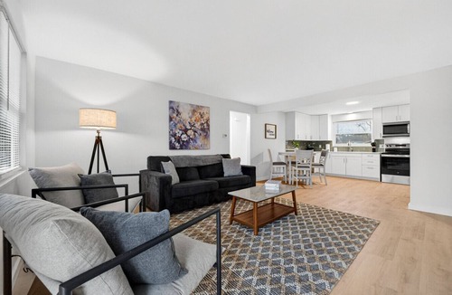 North Canton Apartment | Central Cozy 2BR w/Garage & Airport Nearby
