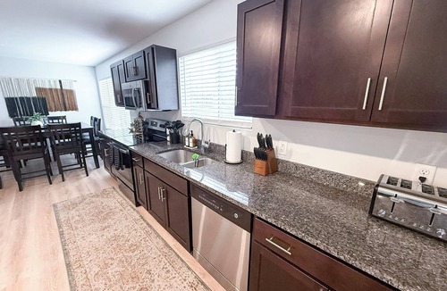 Grand Rapids House | Central Luxe 5BR/4 Ensuite BA: 2 Miles from Downtown, Grill & Outdoor Seating