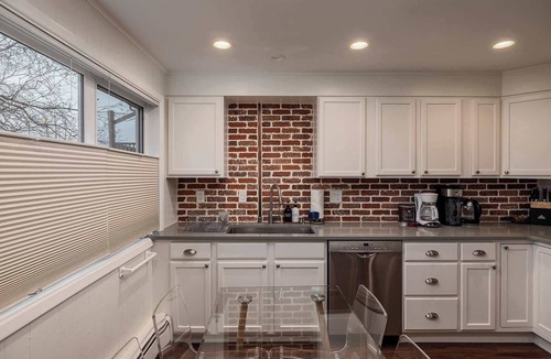 Fairview House | Central Spacious 3BR - 1 Min walk to Sports Arena