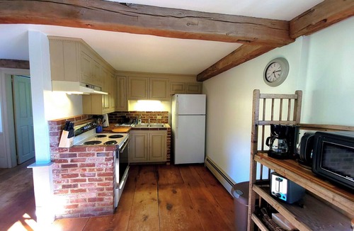 Whitefield House | Centrally located MidCoast country farmhouse suite, just 20 minutes to Route 1!