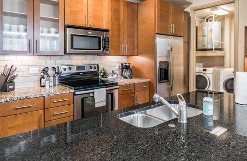 Greenway Plaza-Upper Kirby Apartment | Centrally Located Suite + Pool + Gym