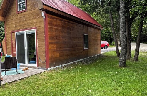 Craftsbury Village Cabin | Charming 1-bedroom cabin with two queen beds upstairs in cozy Craftsbury
