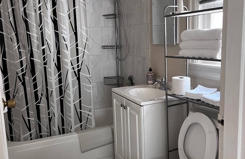 Oakland Cottage | Charming 1-bedroom cottage in Oakland with WiFi, AC