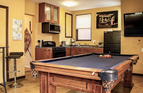 West Alameda House | Charming 1-bedroom flat in Alameda w/pool table