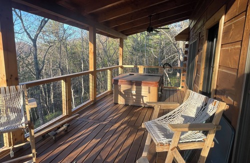 Marion Cabin | Charming 1-bedroom log cabin with AC and hot tub near Linville Gorge