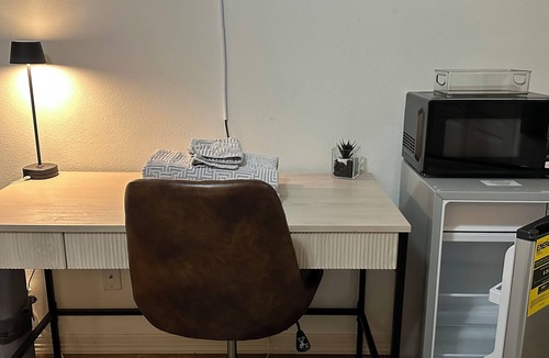 MacGregor House | Charming 1-Bedroom Private Ensuite in Downtown HTX w. Free Wifi