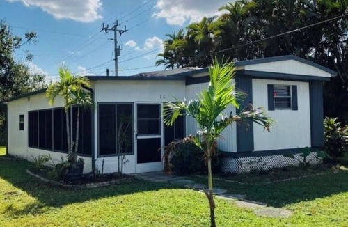 Jacarandas House | Charming 2-bedroom mobile home with WiFi, AC in North Fort Myers