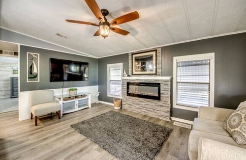 Jacarandas House | Charming 2-bedroom mobile home with AC, fitness room in lovely North Fort Myers