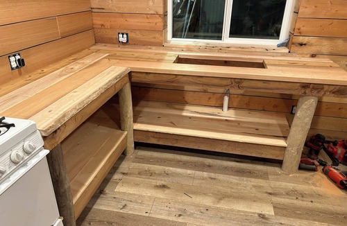 Larsen Bay Cabin | Charming 2-bedroom cabin in Larsen Bay with WiFi