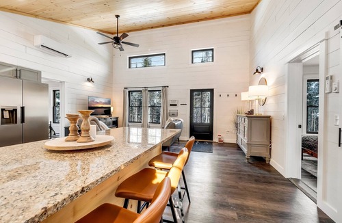 Glenburn Ski Chalet | Charming 2-bedroom chalet with jacuzzi WiFi and AC in Glenburn