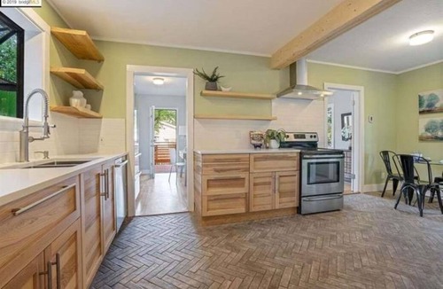 Oakland House | Charming 2-bedroom cottage house with natural outdoor surroundings in the hills