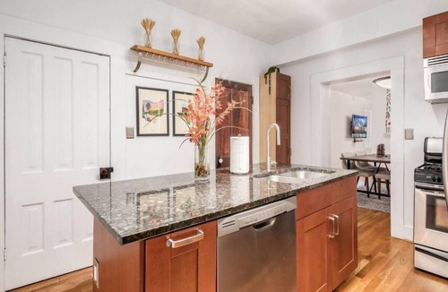 Italian Village House | Charming 2-bedroom house Perfect Location Heart of Short North-Free parking