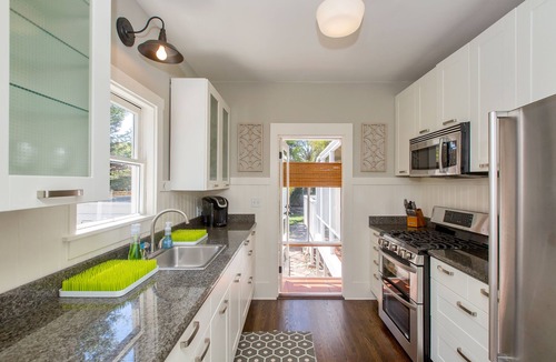 Gold Coast House | Charming 2-bedroom house with spacious backyard in delightful Alameda