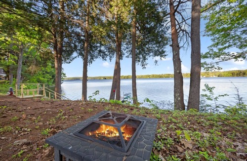 Windsor Cottage | Charming 2-bedroom lakefront cottage in Central Maine with WiFi