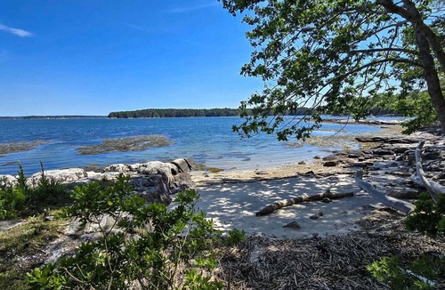 Mac Mahan Cabin | Charming 2-bedroom waterfront home in Wiscasset, ideal for family getaways.