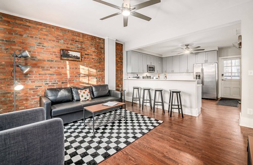 German Village Apartment | Charming 2-story on Historic City Park Ave in German Village. Pet-friendly sleeps 5.