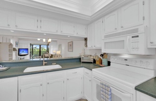 Mid Island Condo | Charming 2b-2b condo in beautiful Fort Myers Beach- 10 min walk to the beach .