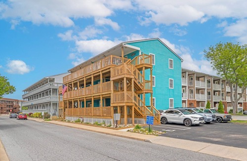 Caine Woods Condo | Charming 2BR Gem in N Ocean City, Large Deck, 3 Blocks to Beach, Linens Incl.