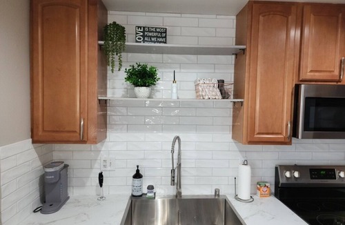 Bayshore - Klatt Apartment | Charming 3-Bedroom Apartment Rental with Balcony and Amenities in Anchorage, AK