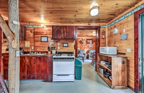 Solon Cabin | Charming 3-bedroom cabin in serene Solon with free fiber WiFi