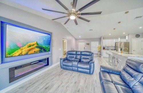 Diplomat House | Charming 3-bedroom house with beautiful heated pool and plenty of amenities